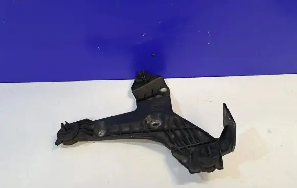 Volvo V70 Air filter cleaner box bracket assembly 30636575
