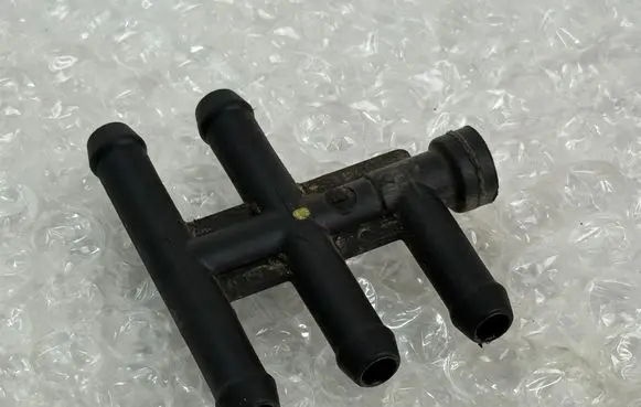 BMW 5 E39 Fuel distributor 1184632