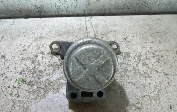 Volvo V50 Engine mount bracket