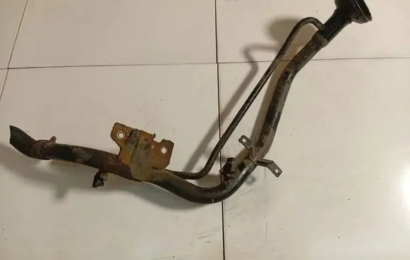 Nissan X-Trail T30 Fuel tank filler neck pipe