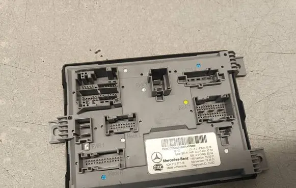 Mercedes-Benz E W213 SAM control unit A2139003208 5DK01077716 A2139025204