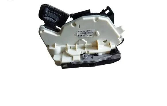 Volkswagen Jetta VI Front door lock 5K1837016E