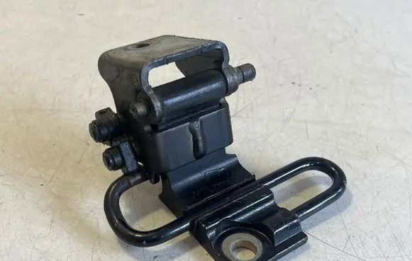 Volkswagen Touareg I Rear door lower hinge 7L0833412A