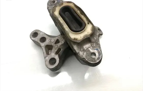 Chevrolet Cruze Engine mount bracket 13248544