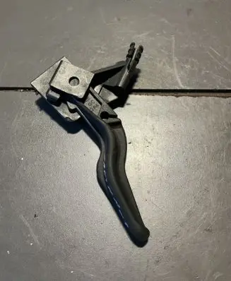 Opel Zafira B Engine bonnet (hood) release handle 218186591