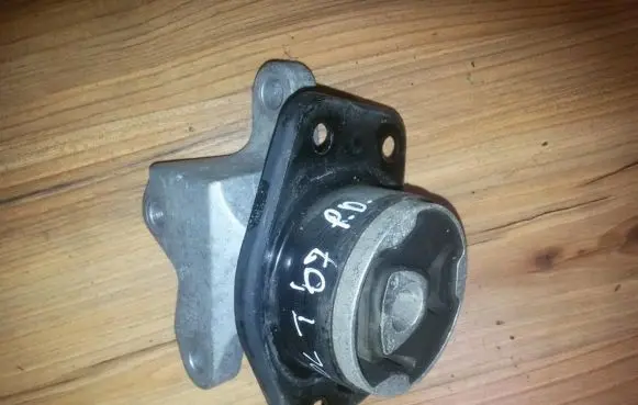 Mitsubishi Colt Engine mount bracket