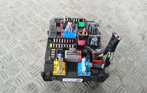 Citroen C3 Aircross Fuse module 9819851280