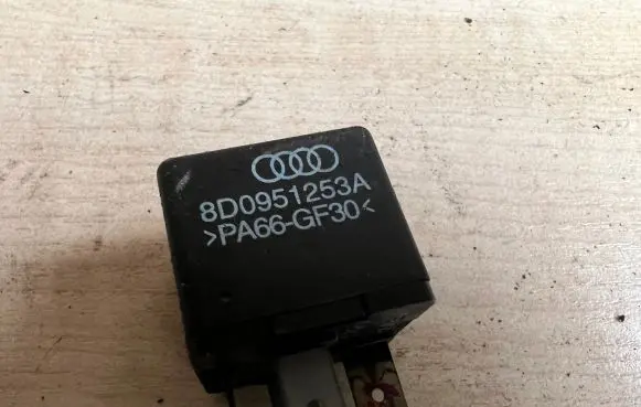 Volkswagen PASSAT B6 Other relay 8D0951253A