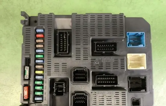 Peugeot 308 Fuse module 9663798180P02-00
