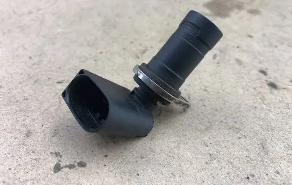 BMW 5 F10 F11 Crankshaft position sensor 1709616 12141709616