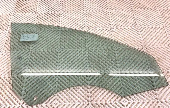 Mercedes-Benz CLA C117 X117 W117 Front door window glass four-door 