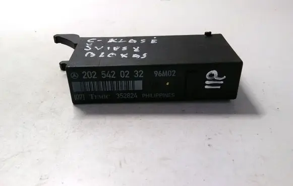 Mercedes-Benz C W202 Light module LCM 2025420232 352824