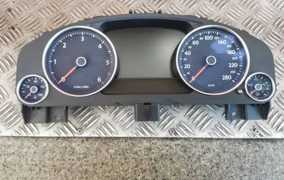 Volkswagen Touareg II Speedometer (instrument cluster) 7P6920883H