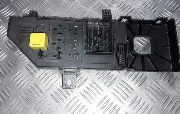 Opel Signum Fuse module 13181984 13168781