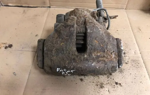 Volkswagen PASSAT B5 Front brake caliper