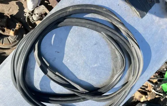 Volkswagen Touran I Trunk rubber seal (body) 1T0827705J
