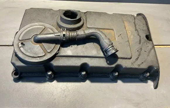 Volkswagen Golf V Rocker cam cover 03G103475
