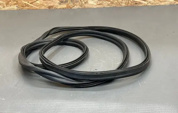 Skoda Fabia Mk4 (6VA) Seal rubber (tailgate) 6VE827705