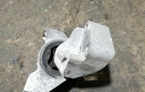 Fiat Doblo Engine mount bracket