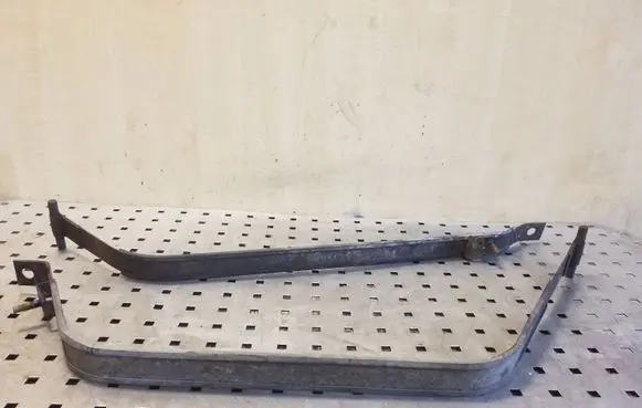 Fuel tank mounting bracket