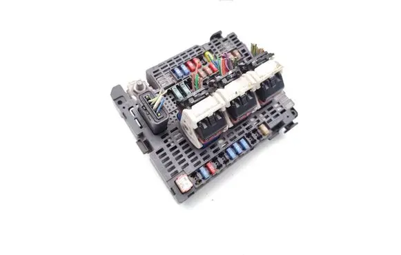 Citroen C4 II Fuse module 9677987180