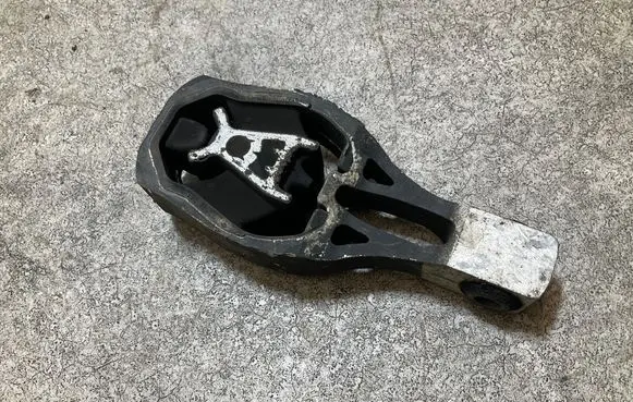 Opel Grandland X Engine mount bracket