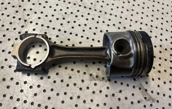 Skoda Octavia Mk2 (1Z) Piston with connecting rod 
