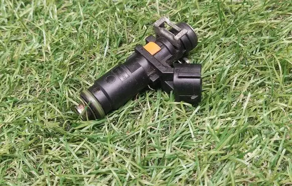 Volkswagen Jetta VI Fuel injector 06A906031CP