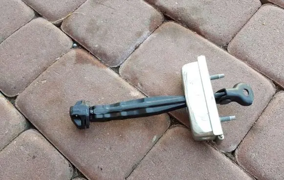 Opel Zafira C Rear door check strap stopper 20778752
