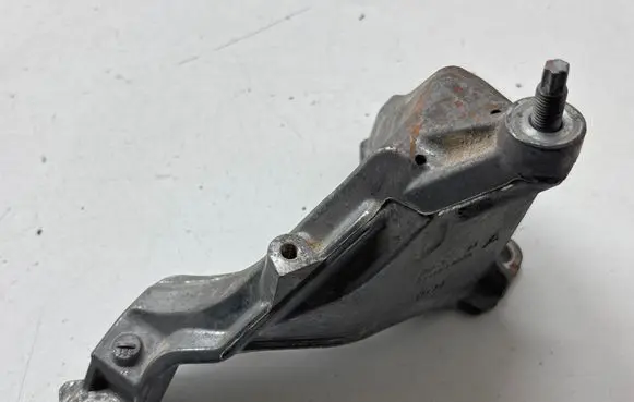 Toyota Highlander XU70 Engine mounting bracket 17118F0090
