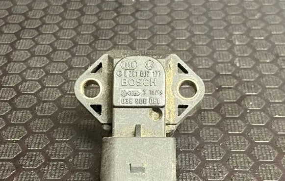 Volkswagen PASSAT B5 Air pressure sensor 0281002177 038906051