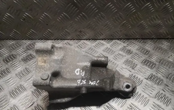 Mercedes-Benz C W204 Engine mounting bracket 6512233504 A6512233504