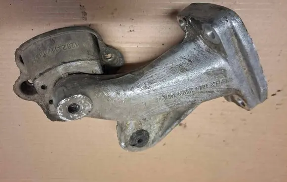 Mercedes-Benz 280 450 W116 Engine mounting bracket