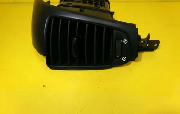 KIA Sorento Dashboard side air vent grill/cover trim 