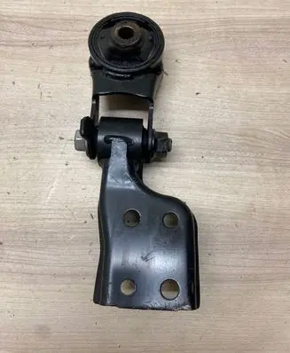 Toyota Yaris Engine mount bracket