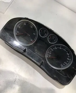 Volkswagen PASSAT B5.5 Speedometer (instrument cluster) 110080197035