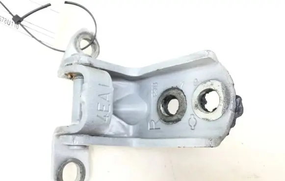 Nissan Qashqai Front door lower hinge 