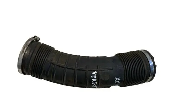 Volvo XC70 Air intake hose/pipe 6898050
