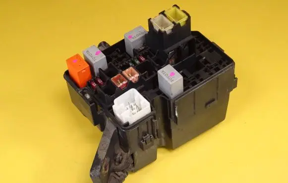 Toyota Yaris Fuse box set 71545127 7154-5127