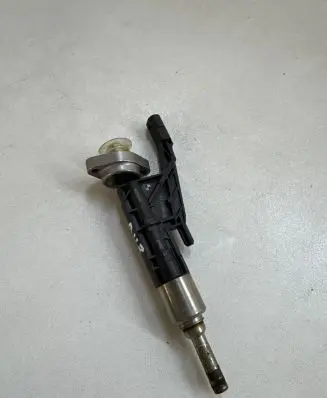 BMW 5 G30 G31 Fuel injector 7639990 10213541 07932
