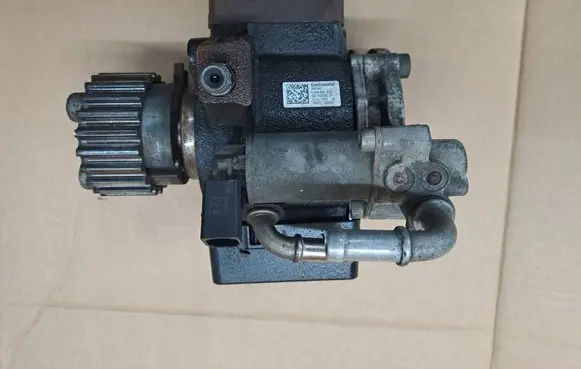 Volkswagen Touran II Fuel injection high pressure pump 03L130755E 15031223