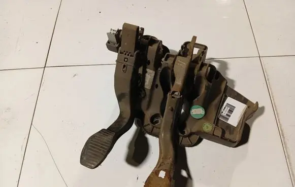Opel Corsa D Clutch pedal 
