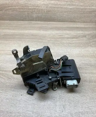 BMW 5 E39 Front door lock 8352165