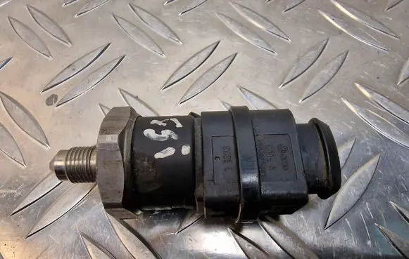 Audi A2 Fuel distributor 6D906051A