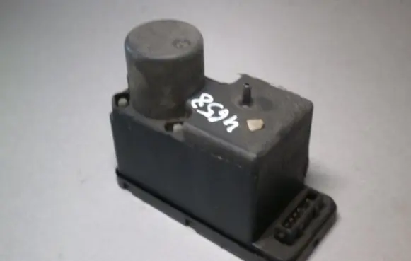 Volkswagen PASSAT B4 Central locking vacuum pump 443862257D
