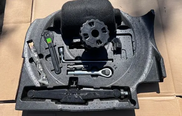 Mercedes-Benz GLE AMG (W166 - C292) Tool set A1668990021