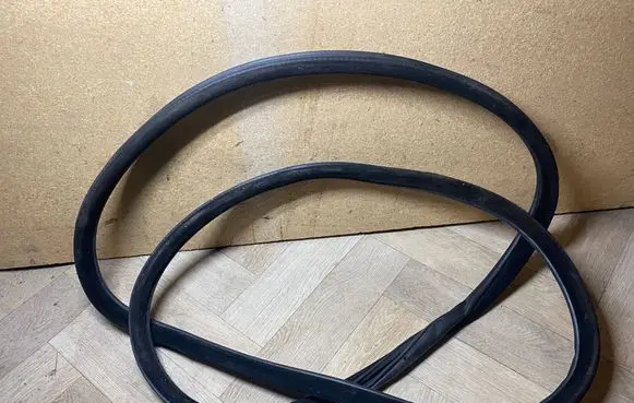 BMW 5 F10 F11 Rear door rubber seal (on body) 7182288