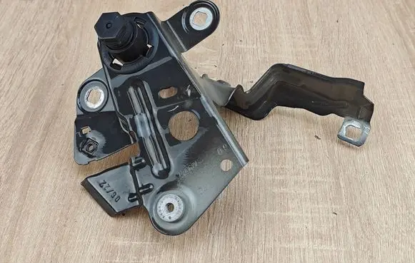 BMW 8 G16 Fender mounting bracket 7475627