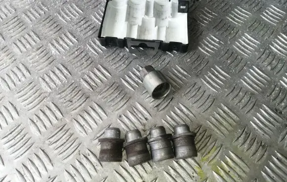 Toyota Corolla Verso AR10 Anti-theft wheel nuts and lock 
