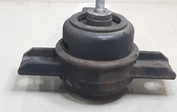 Hyundai Santa Fe Engine mount bracket 218122B500 07040500
